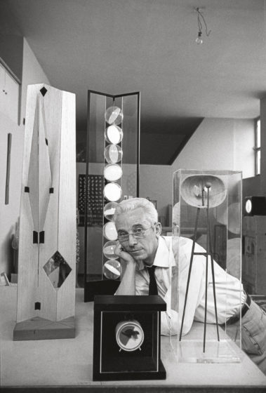 Bruno munari rodeado de varias de sus obras, 1967 foto ugo mulas