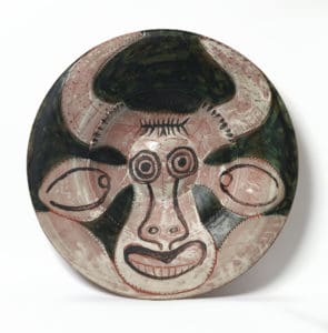 Plat espagnol decorado con una cabeza de toro 
